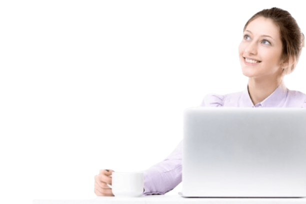 Mujer joven sonriente en oficina con taza de café, mirando hacia arriba, representando buenos resultados digitales.